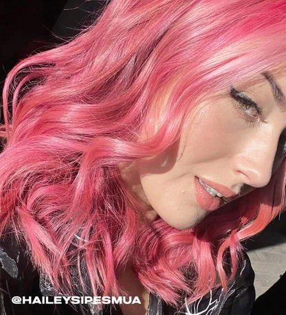 Selfie of model @haileysipesmua after using Baby Pink mix it up duo set on their hair